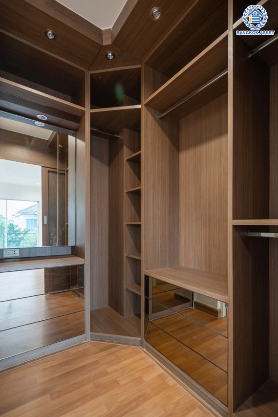 บ้านมือสองตกแต่งใหม่ โครงการ ไลฟ์ บางกอก บูเลอวาร์ด พระราม5 ตกแต่งหรูหรา เนื้อที่ 52.3 ตร.ว. ฟังก์ชัน 3 ห้องนอน 3 ห้องน้ำ 1 ห้องอเนกประสงค์ จอดรถได้ 2 คัน บนทำเลเชื่อมต่อเมือง ใกล้รถไฟฟ้าสายสีม่วง "สถานีแยกติวานนท์" จุดขึ้นทางด่วน "ศรีรัช" และรายล้อมด้วยสิ่งอำนวยความสะดวกครบ